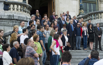 La familia Cabacas participó ayer en el homenaje llevado a cabo ante el Ayuntamiento de Bilbo. (Luis JAUREGIALTZO/ARGAZKI PRESS)