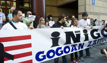 Concentración realizada frente a los juzgados por el juicio contra varias personas por denunciar la muerte de Cabacas ante Ares.  (Luis JAUREGIALTZO / ARGAZKI PRESS)