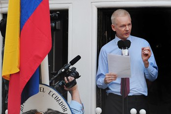 Assange durante una rueda de prensa en la Embajada de Ecuador en Londres. (Carl COURT / AFP)