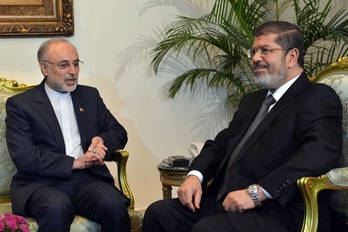 Mohamed Morsi, junto al ministro de Exteriores de Irán, Ali Akbar Salehi, el pasado 18 de setiembre. (Khaled DESOUKI/AFP) 