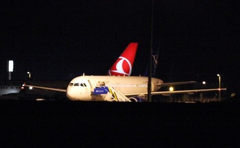 El avión permaneció unas nueve horas retenido en el aeropuerto de Ankara. (Adem ALTAN/AFP PHOTO)