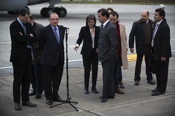 El equipo negociador del Gobierno colombiano se dispone a entrar al avión con destino a Oslo. (Eitan ABRAMOVICH/AFP)
