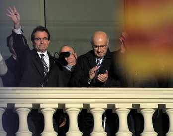 Mas saluda a sus seguidores acompañado por Duran i LLeida. (Lluis GENE/AFP)