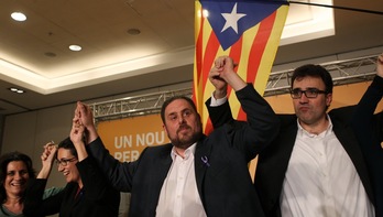 Oriol Junqueras, en el centro, celebra los resultados electorales. (Quique GARCÍA/AFP)