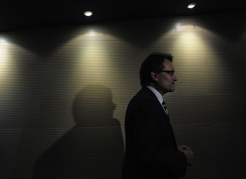 El líder de CIU, Artur Mas, durante la rueda de prensa que ha ofrecido junto a Duran Lleida para valorar los resultados de CIU. (Josep LAGO/AFP)