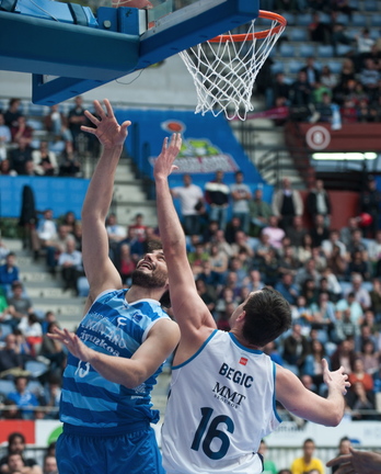 Partido de liga entre el Lagun Aro y el Real Madrid, con victoria para los blancos. (Jon URBE/ARGAZKI PRESS)