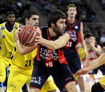 San Emeterio disputa un balón ante el conjunto canario. (Juanan RUIZ/ARGAZKI PRESS)