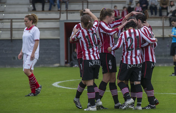 Athleticeko jokalariak Sevillaren aurkako gol bat ospatzen. (Luis JAUREGIALTZO / ARGAZKI PRESS)