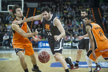 Uxue Bilbao Basketek ezin izan du partida aurrera atera Miribillan. (Luis JAUREGIALTZO / ARGAZKI PRESS)