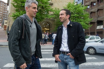 El director del documental, Karlos Trijueque, junto al director de GARA, Iñaki Soto, minutos antes del estreno. (Monika del VALLE/ARGAZKI PRESS)
