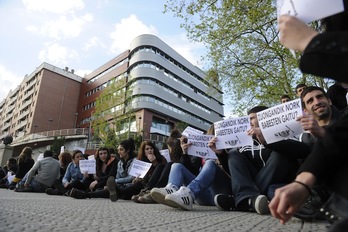 Escrache ante la comisaría de la Ertzaintza de Deustua en el aniversario de la muerte de Cabacas. (Luis JAUREGIALTZO/ARGAZKI PRESS)