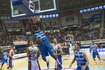 Partido entre el Lagun Aro y el Obradoiro, con victoria para los gallegos. (Gorka RUBIO/ARGAZKI PRESS)