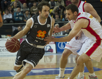Raul López con el balón durante el partido ante el CAI. (Monika del VALLE / ARGAZKI PRESS)