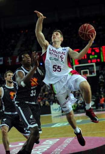 Los jugadores del Baskonia llevan una nueva camiseta por el cambio de la firma. (ARGAZKI PRESS)