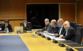 Ares en la reunión de la Ponencia de Paz y Convivencia celebrada esta semana con PNV, EH Bildu y el PSE. (Juanan RUIZ / ARGAZKI PRESS)