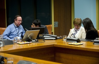 Los padres de Cabacas, durante su comparecencia parlamentaria. (Raúl BOGAJO / ARGAZKI PRESS)
