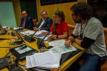 Iñigo Gogoan herri ekimeneko ordezkariak, Segurtasun batzordean. (Juanan RUIZ/ARGAZKI PRESS)