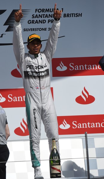 Hamilton en el podio. (Dimitar DILKOFF / AFP)