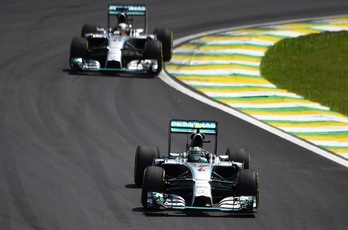 Los dos monoplaza de Mercedes, conducidos por Rosberg y Hamilton, durante la prueba disputada en Interlagos. (Nelson ALMEDIA/AFP)
