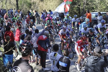 Tropela Gangurenen gora. (Luis JAUREGIALTZO/ARGAZKI PRESS)