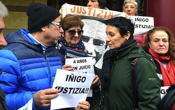Manu Cabacas y Fina Liceranzu, junto a la abogada Jone Goirizelaia. (Luis JAUREGIALTZO/ARGAZKI PRESS)