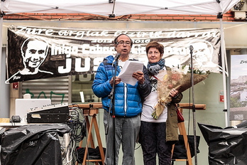 Manu y Fina, padre y madre de Iñigo Cabacas, en el homenaje. (Aritz LOIOLA / ARGAZKI PRESS)