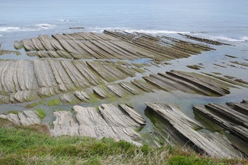 Rocas de flysch en Mendata. (Gotzon ARANBURU)