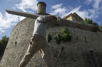 Ya ha comenzado la colocación del vallado. (Jagoba MANTEROLA/ARGAZKI PRESS)