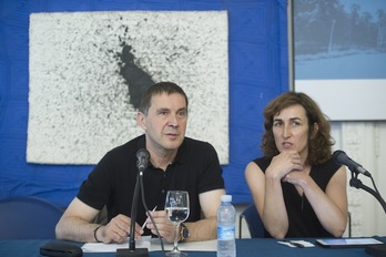 Arnaldo Otegi eta Lorea Agirre, EHUren ikastaroan. (Jon URBE/ARGAZKI PRESS)