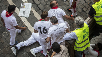 Uno de los contusionados en Santo Domingo es atendido en primera instancia por los corredores. (Lander ARROYABE)