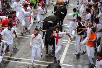 La manada avanza a gran ritmo por la calle Estafeta. (Jon URBE/ARGAZKI PRESS)