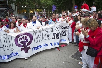 Kalejira silenciosa de las peñas en rechazo a las agresiones sexistas. (Jagoba MANTEROLA/ARGAZKI PRESS)