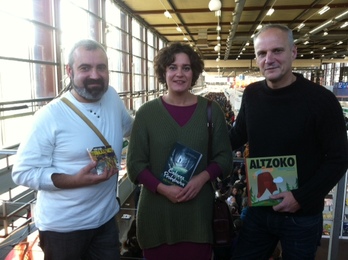 osune Murgoitio eta Fernando Torrecilla idazleak eta Xabi Herrera musikaria