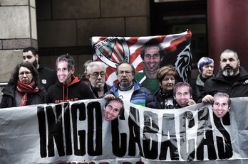 Concentración ante los juzgados de Bilbo con motivo de la declaración de dos ertzainas en calidad de testigos. (ARGAZKI PRESS)