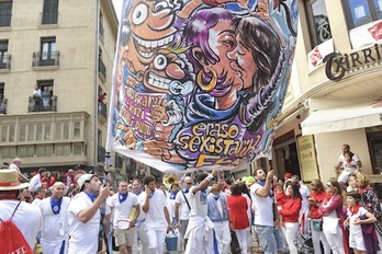 El Ayuntamiento de Iruñea mantiene sus ayudas a las peñas sanfermineras en 81.750 euros. (Idoia ZABALETA/ARGAZKI PRESS)