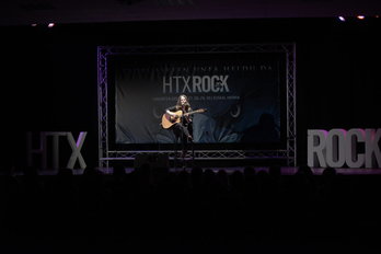 Olatz Salvador taula gainera igo da Hatortxu Rockek Lakuntzan egin duen aurkezpenean. (HATORTXU ROCK)