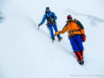 Alberto Iñurrategi sujeta al italiano Valerio Annovazzi durante el descenso. (WOPEAK 2017)