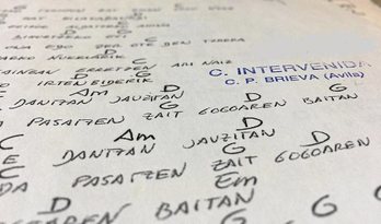 Irati Mujikak Brievako espetxetik eskuz kopiatutako kantetako bat, «Segurtasun bulegoa»-ren zigiluarekin.