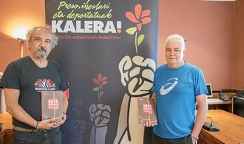 Iñaki Egaña y Antton Lopez posan durante la presentación del libro. (Andoni CANELLADA/ARGAZKI PRESS)