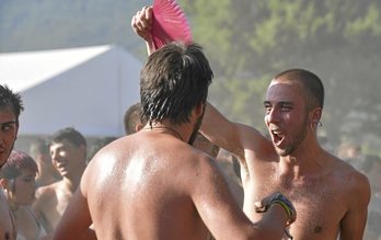 Eguraldia lagun izan zuten atzo ere, Hatortxuko hirugarren egunean. (Idoia ZABALETA/ARGAZKI PRESS)
