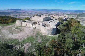 Vista aérea del castillo de Irulegi, en el valle de Aranguren. (AYUNTAMIENTO DE ARANGUREN)