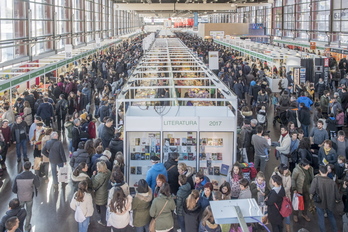 Jendetza bildu du Durangoko Azokak lehen ordutik. (Jon URBE / ARGAZKI PRESS)