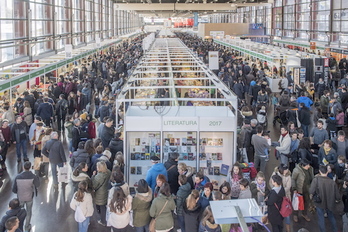 Jende andana gerturatu da Landako gunera, Azokaren irekiera egunean. (Juanan RUIZ/ARGAZKI PRESS)