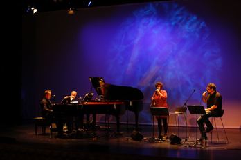 Mursego eta Amorante Banpiro maitaleak emanaldian. Loraldia.eus