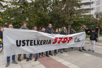 La plataforma Adi! se ha concentrado en el exterior de los juzgados durante la sesión del ‘caso De Miguel’ (Juanan RUIZ/ARGAZKI PRESS)