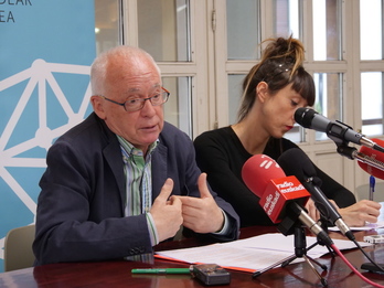 Joseba Azkarraga y Bego Atxa, en la comparecencia de hoy. (FOKU)