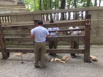 Comienzo del montaje del vallado de los encierros en el callejón de la plaza.