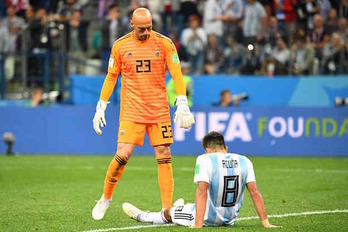 Caballero ofrece la mano a un abatido Acuña. (JOHANNES EISELE / AFP)
