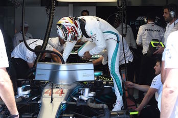 Hamilton se baja de su monoplaza. (Gerard JULIEN / AFP)