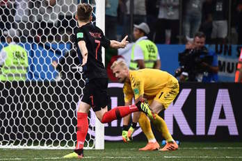 Rakitic, neurketa erabaki duen gola sartu osteko ospakizunetan. (Johaness EISELE/AFP)